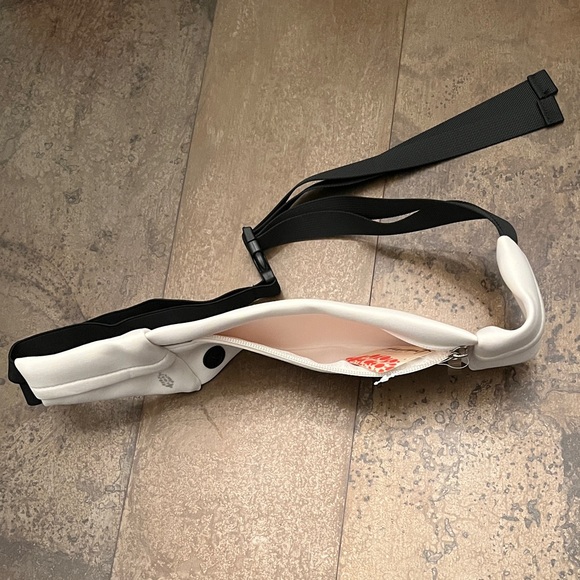 Free People Runner Belt Bag Slim Latte/Cream color bag w/ Black Strap NWT - Picture 3 of 4